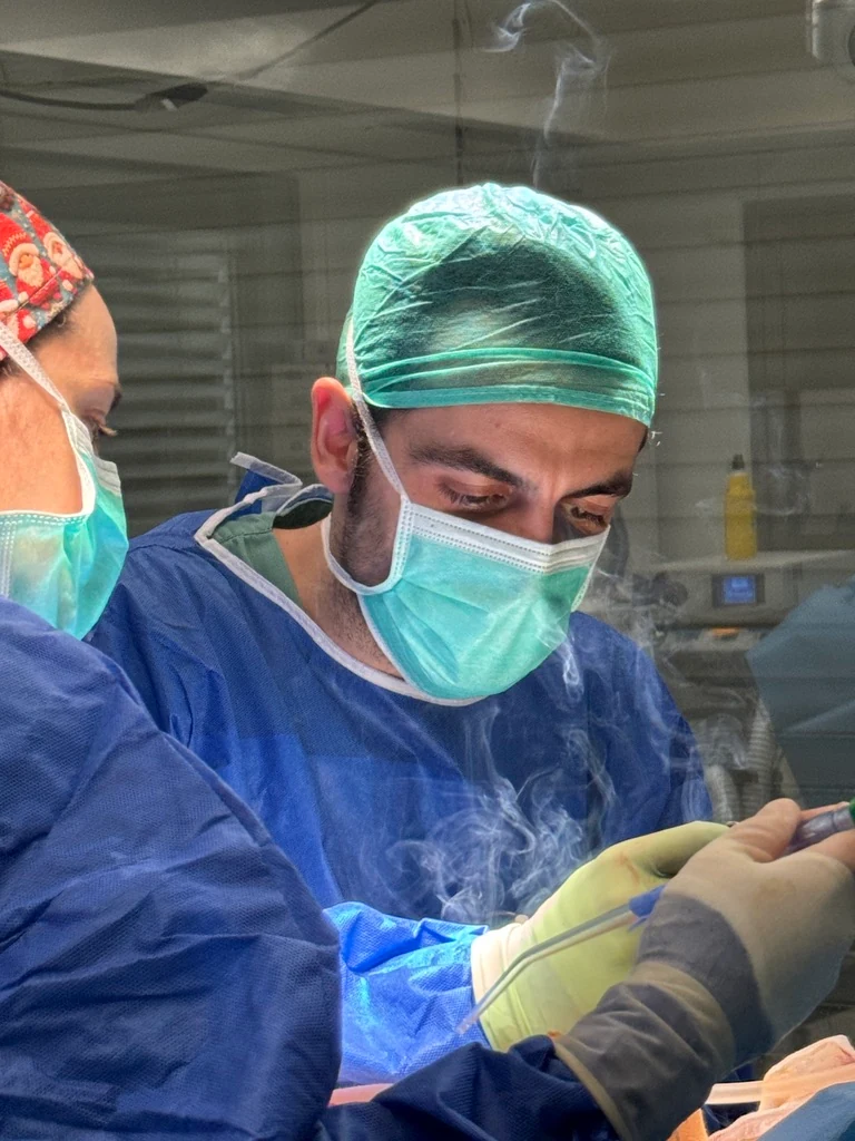 Dr. Martín Suárez trabajando en quirófano